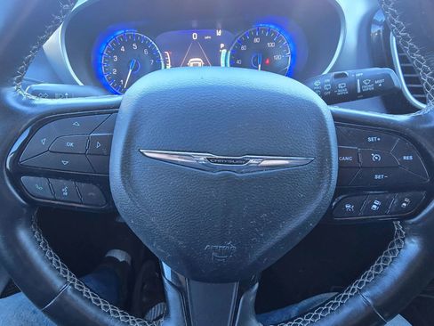 Used 2021 Chrysler Pacifica Touring-L w/ Uconnect Theater Family Group image 7