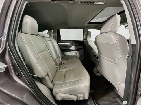 Used 2019 Toyota Highlander XLE AWD/4WD image 29