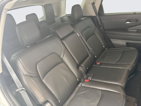 Used 2023 Nissan Pathfinder SL AWD/4WD image 19