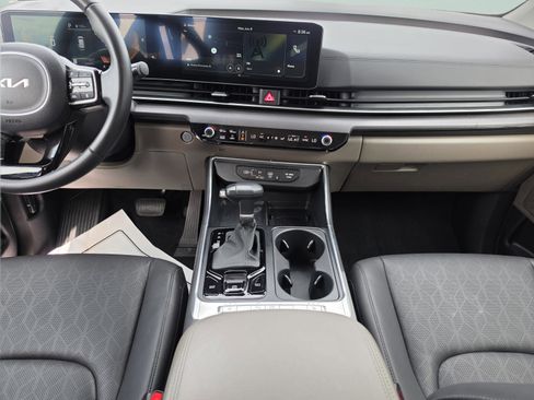 Used 2025 Kia Carnival EX FWD image 18