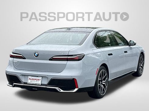 Used 2023 BMW 740i w/ Parking Assistance Package RWD image 5