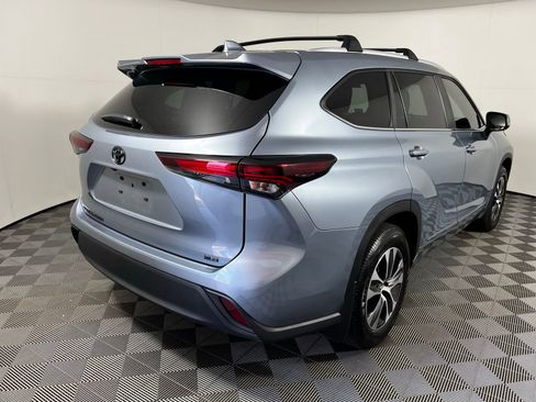Certified 2024 Toyota Highlander XLE FWD image 5