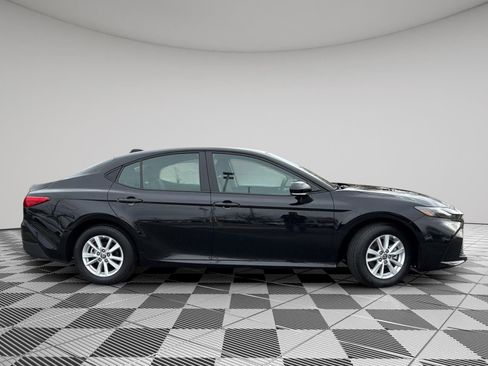 Used 2025 Toyota Camry LE image 6