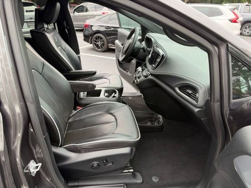 Used 2020 Chrysler Pacifica Limited w/ Advanced Safetytec Group FWD image 24