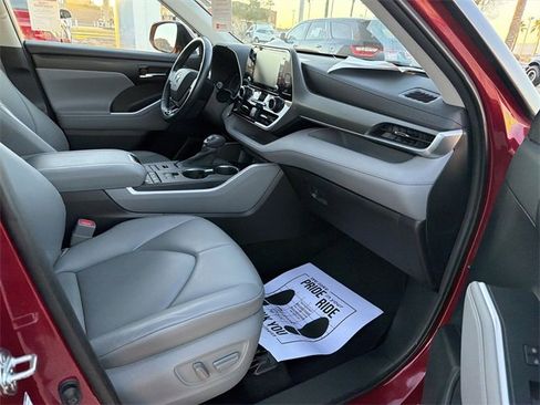 Certified 2020 Toyota Highlander XLE image 28
