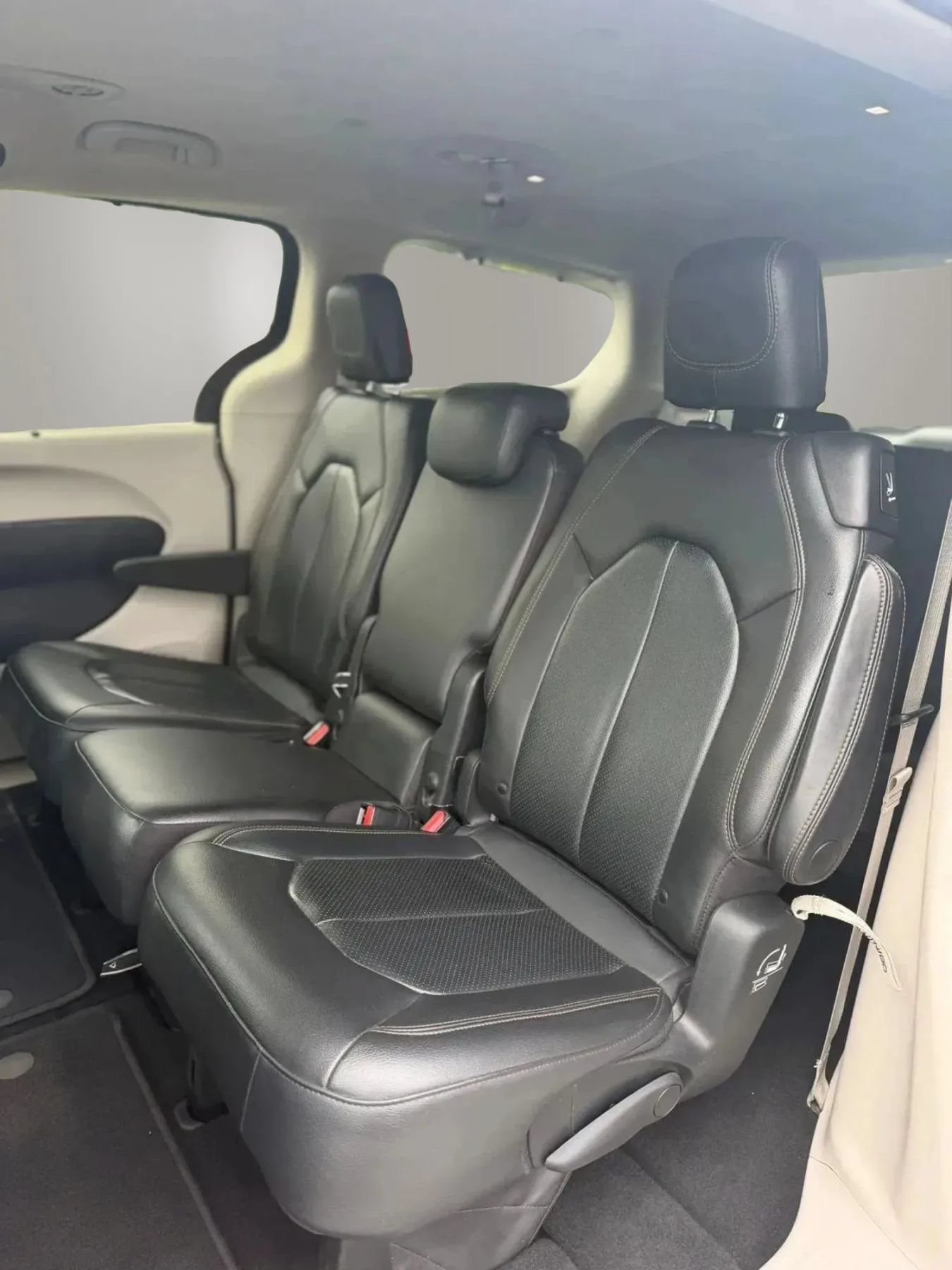 Used 2020 Chrysler Pacifica Touring-L FWD image 18