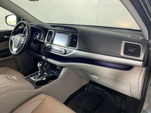 Used 2019 Toyota Highlander XLE AWD/4WD image 35