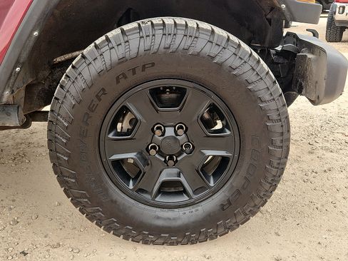 Used 2022 Jeep Gladiator Sport image 7