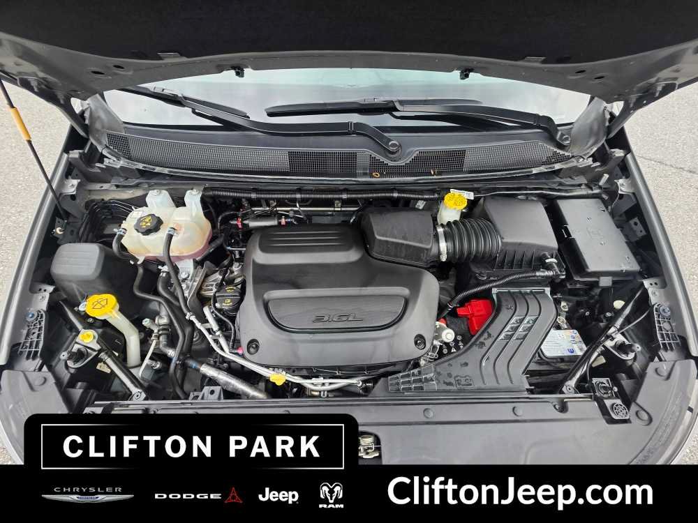 Certified 2025 Chrysler Pacifica Select FWD image 26