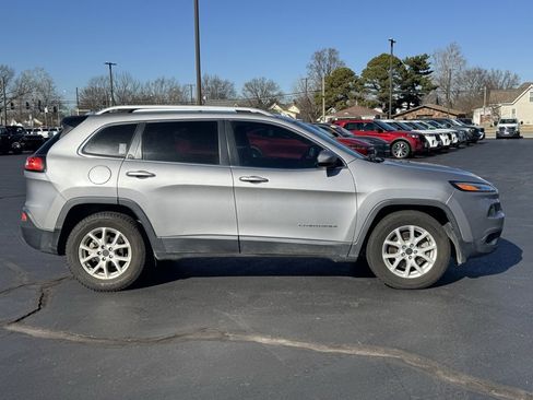 Used 2018 Jeep Cherokee Latitude Plus image 20
