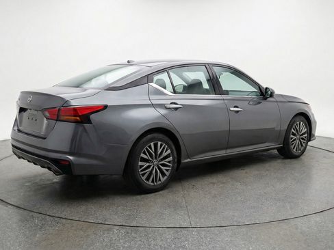 Used 2025 Nissan Altima 2.5 SV FWD image 9