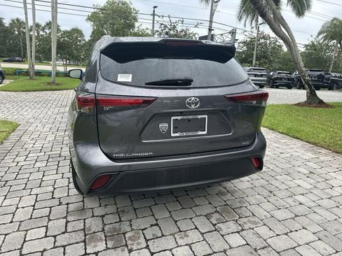 Used 2024 Toyota Highlander XLE FWD image 35