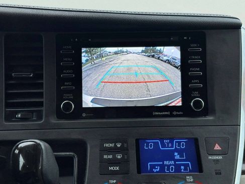 Used 2018 Toyota Sienna XLE FWD image 35