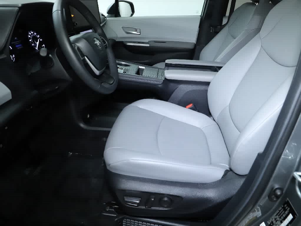 Used 2026 Toyota Sienna XLE AWD/4WD image 18