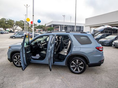 Used 2024 Honda Pilot Touring image 11