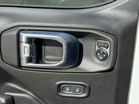 Used 2025 Jeep Wrangler Sport S image 18