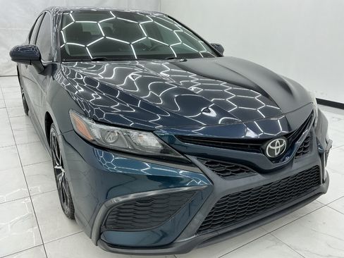 Used 2021 Toyota Camry SE FWD image 3