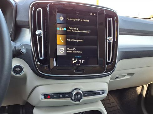 Used 2021 Volvo XC40 T4 Momentum w/ Protection Package Premier image 24