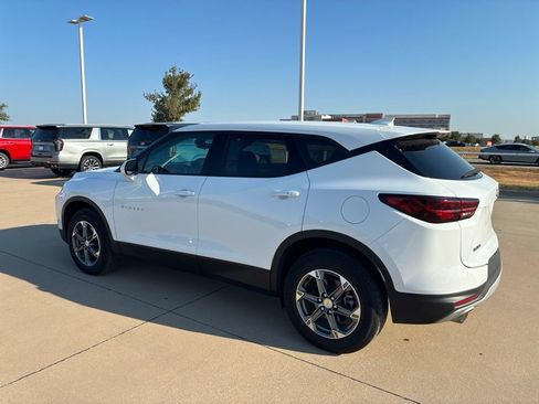 Used 2025 Chevrolet Blazer LT FWD image 2