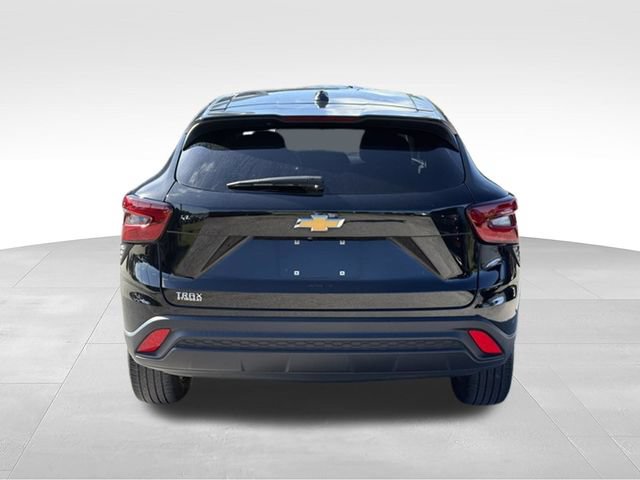 Used 2024 Chevrolet Trax LS w/ Driver Confidence Package FWD image 4