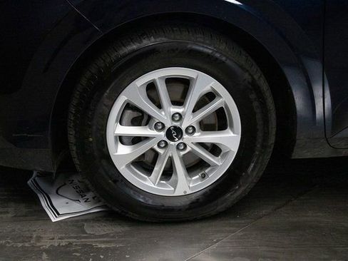 Used 2024 Kia Carnival LX FWD image 9