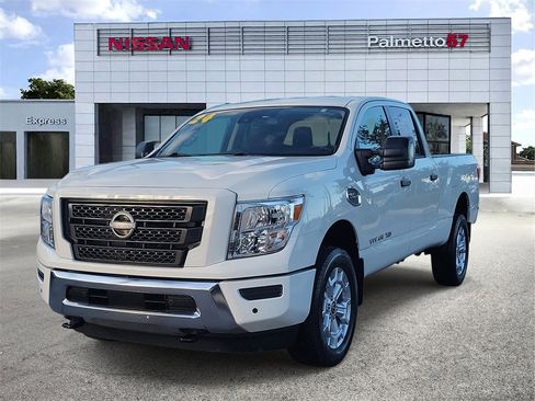 Used 2024 Nissan Titan SV w/ SV Convenience Package image 3