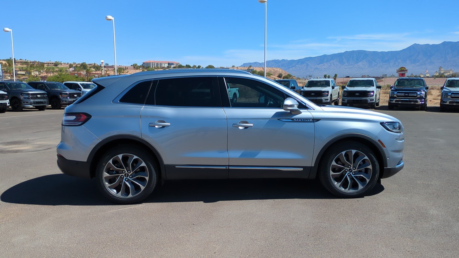 Used 2022 Lincoln Nautilus Reserve w/ Equipment Group 201A FWD image 2