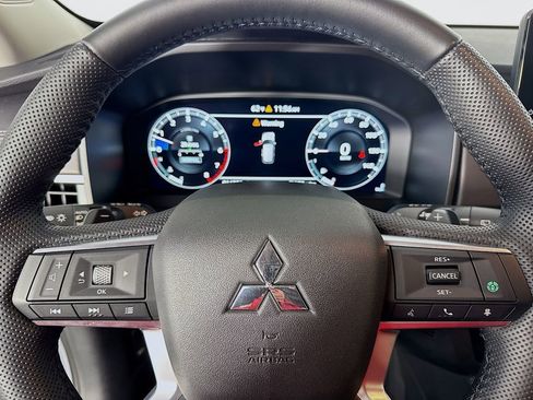 Used 2024 Mitsubishi Outlander SE image 16