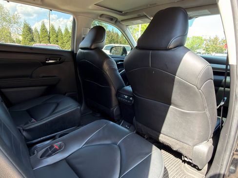 Used 2023 Toyota Highlander XLE image 18