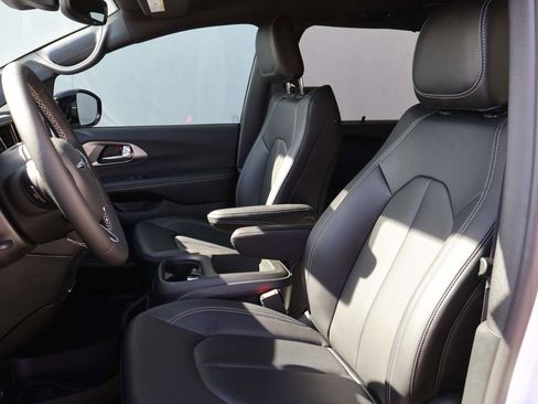 New 2026 Chrysler Pacifica Select FWD image 9