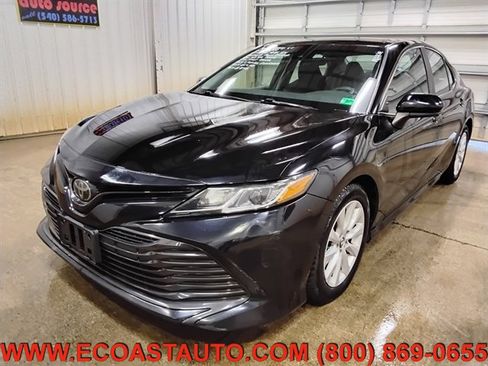 Used 2018 Toyota Camry LE image 4