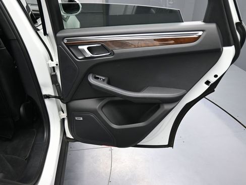 Certified 2022 Porsche Macan AWD/4WD image 25