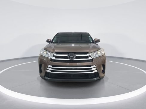 Used 2018 Toyota Highlander LE AWD/4WD image 3