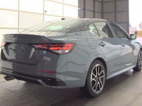 Used 2025 Nissan Sentra SR w/ SR Premium Package image 3