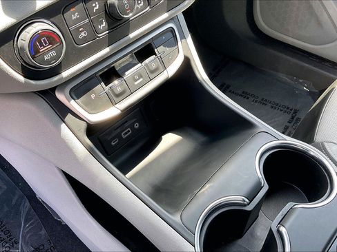 Used 2024 GMC Terrain SLT AWD/4WD image 16