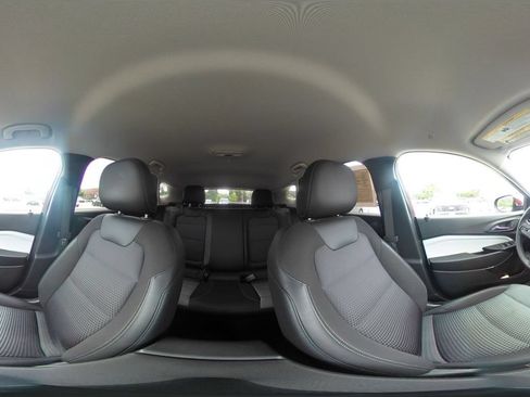 Used 2025 Chevrolet Trax LT FWD image 40