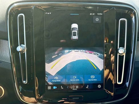 Used 2023 Volvo XC40 B5 Plus image 15