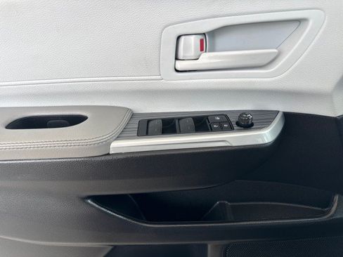 Used 2025 Toyota Sienna LE FWD image 8