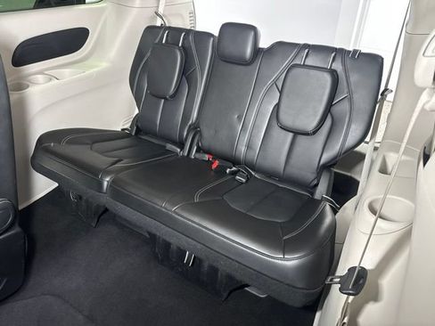 Used 2024 Chrysler Pacifica Touring-L FWD image 28