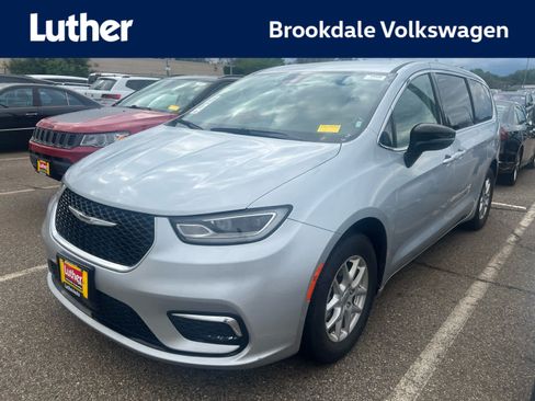 Used 2024 Chrysler Pacifica Touring-L FWD image 1