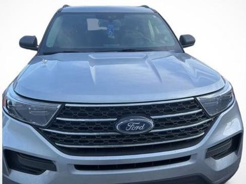 Used 2023 Ford Explorer XLT image 4
