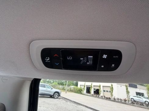 Used 2020 Chrysler Pacifica Touring-L FWD image 20