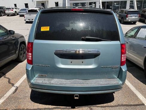 Used 2009 Chrysler Town & Country Touring FWD image 5