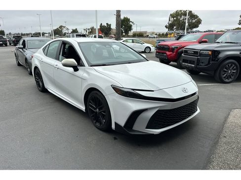 Used 2025 Toyota Camry SE FWD image 2