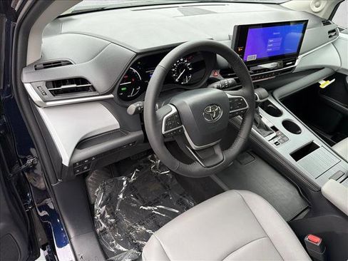 New 2026 Toyota Sienna XLE image 13