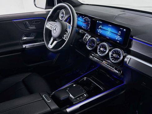 Used 2023 Mercedes-Benz GLB 250 w/ Premium Package image 16