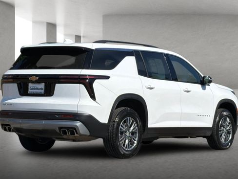 Used 2025 Chevrolet Traverse LT FWD image 4