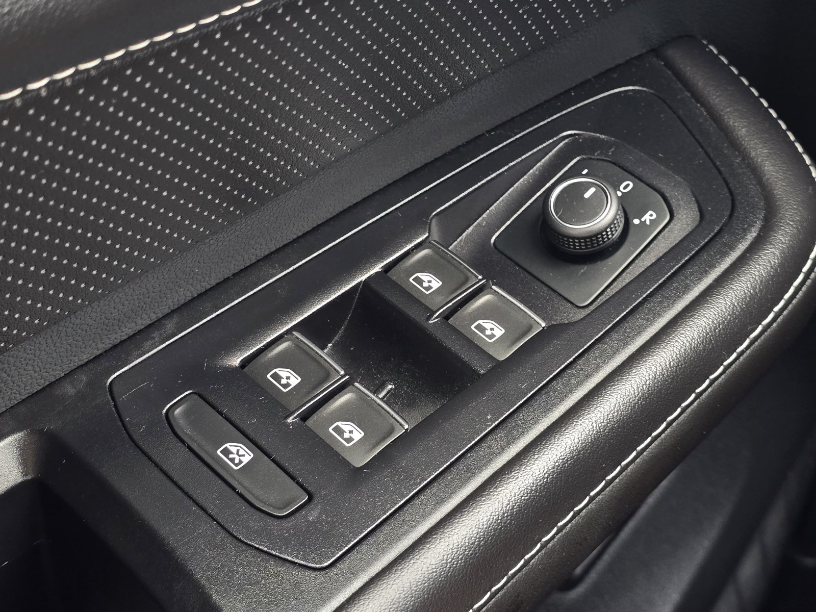 Used 2024 Volkswagen Atlas SE AWD/4WD image 23