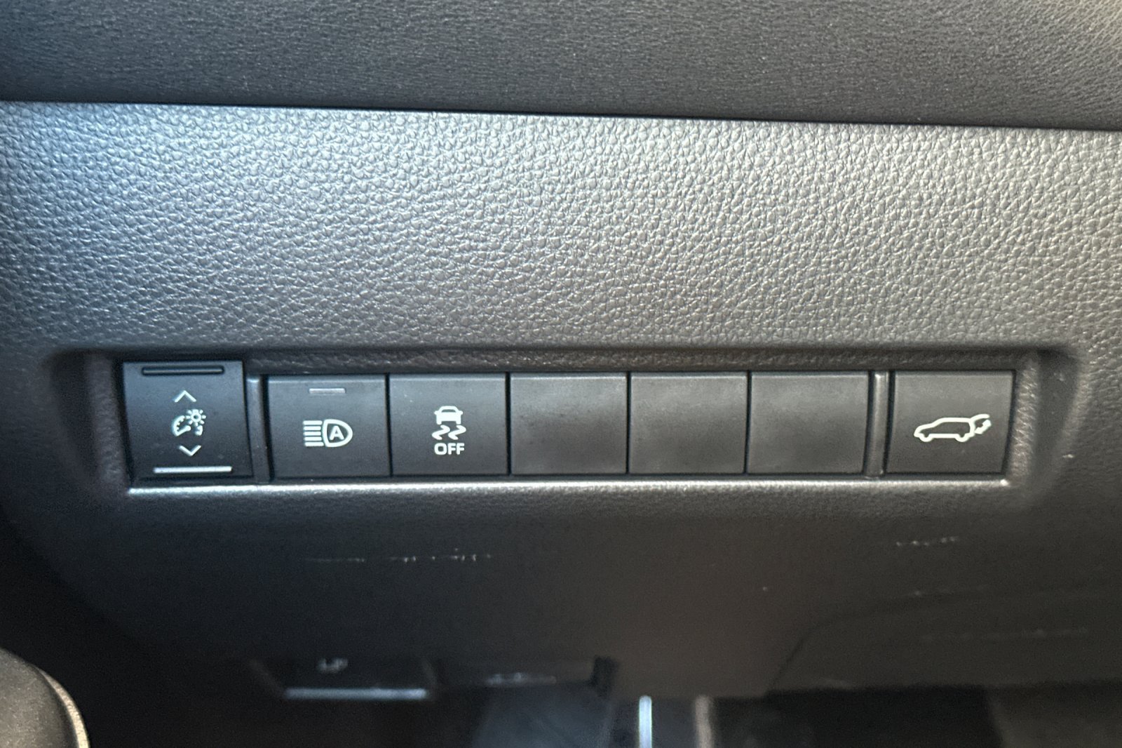 Certified 2024 Toyota Venza LE AWD/4WD image 32