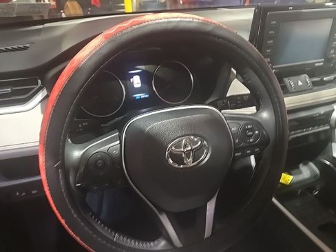 Used 2020 Toyota RAV4 XLE Premium AWD/4WD image 3